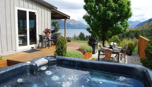 Private Cottage with Spa and Amazing Lake Views