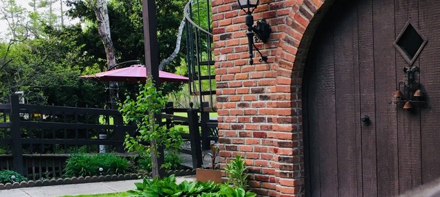 Private dog-friendly 2BR farmhouse apt in Shelburne Falls. Mid-century & chic.