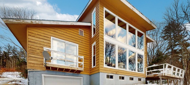 Private dog-friendly house w/mountain views, deck, firepit, w/d