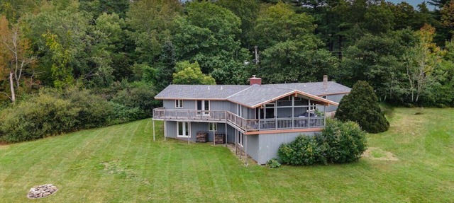 Private Field House - Spacious 4 Bedroom Home