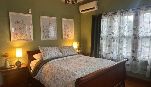 Private Gated Garden Suite in Historic Home, walk to UNM Football and Basketball, UNM and Pres Hospitals
