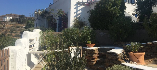 Private ground flat for a family with 2 children in a beautiful Cycladic Villa