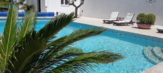 Private heated pool, full A/C, free Wifi, near beaches, no extra charges!