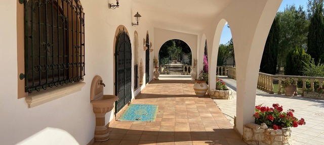 Private Villa with large gardens, pool and swim up bar