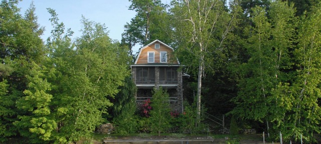 Private lake front cottage with spectacular views & private dock/swimming area.