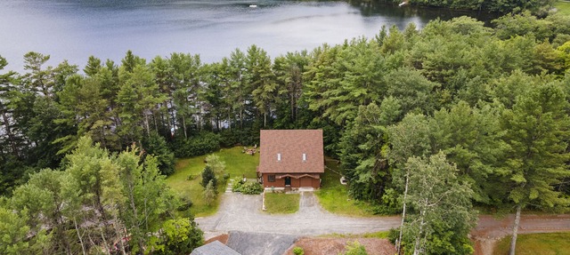 Private Lake Front House with Large Yard with Kayaks and Stand-up paddleboards!
