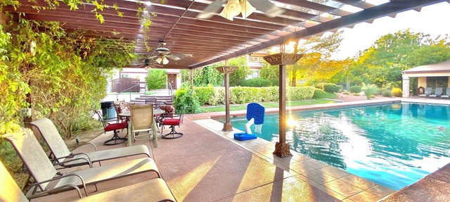 Private Massive Pool, Tennis Court, Basketball Court, Game Room, 6mi. to Strip