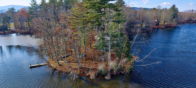 PRIVATE PENINSULA 2ac surrounded by water min from hiking skiing theater music