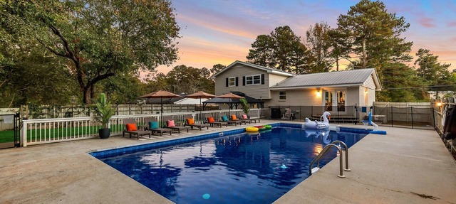 Private Pool & Fire Pit w/Gazebo & Grill. Family Friendly 4 bedroom home.