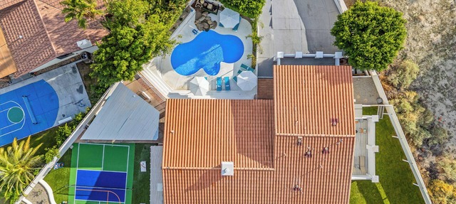 Private pool,Pickleball+Basketball,Gameroom, bocce+horseshoe+grassy yard 4 games