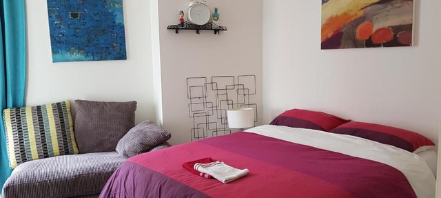 Private room in shared luxury canary wharf apartment - lgbtq friendly