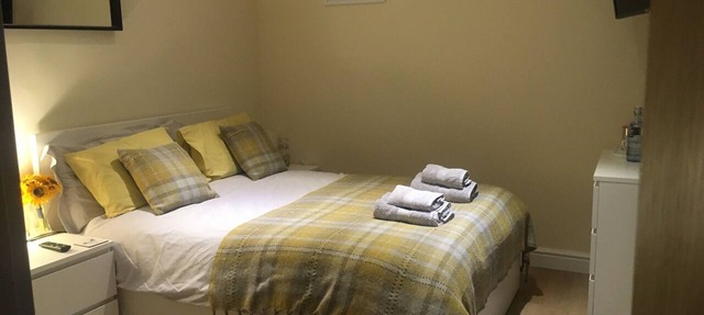 Private Room - Sleeps 2 - Private Entry - Parking