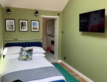 Private room with ensuite and small double bed