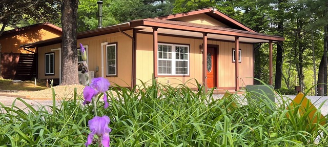 Private, secure and serene getaway at Oak Grove Cottage!