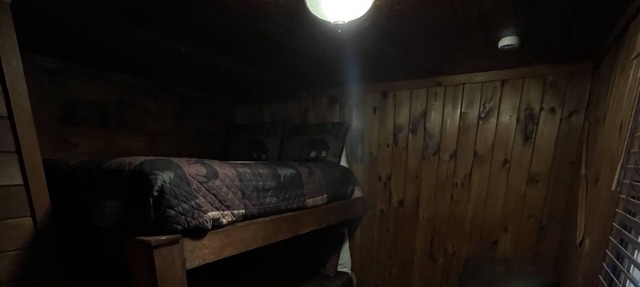 Private Spacious cabin in the woods