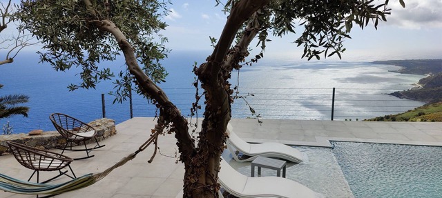 Private swimming pool, amazing views, sleeps 6.