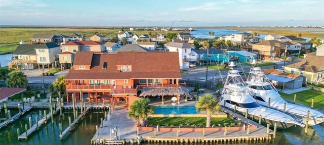 Private swimming pool, fishing dock! Something to offer everyone!