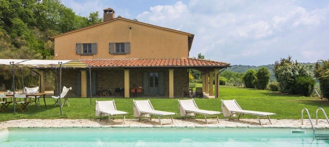 Private Villa with private pool, WIFI, TV, balcony, pets allowed, panoramic view, close to Arezzo