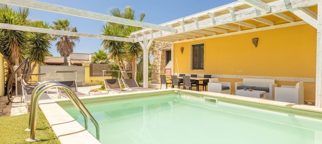 Private Villa with A/C, WIFI, private pool, TV, pets allowed, panoramic view, close to Gallipoli