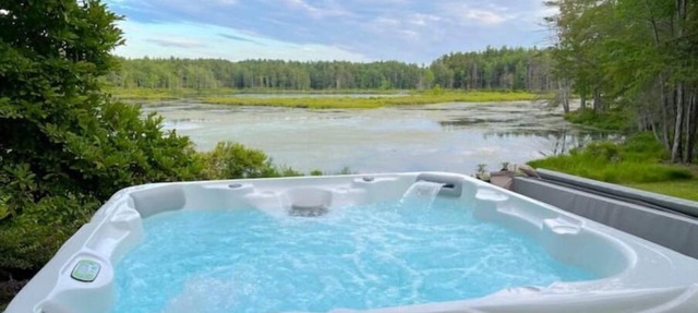 Private Waterfront, Spa Hot Tub, King bed, Yoga, Gym, Kayaks, and more.