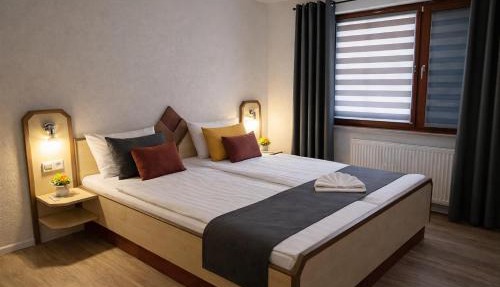 Private Zimmer mit eigenem Bad Fernseher und Schreibtisch