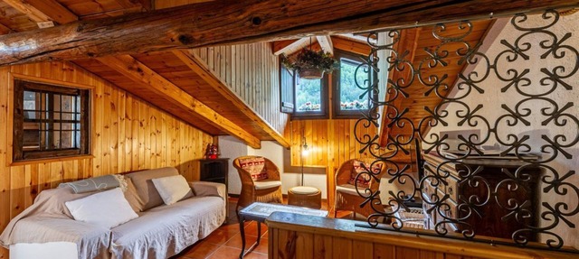 🏠 PROPERTY DESCRIPTIONWelcome to Casa Alpina, in the heart of La Thuile, Valle d’Aosta. A typical mountain apartment, cozy and comfortable, immersed in the tranquility of an alpine village. Ideal for those seeking relaxation, nature, and ski slopes