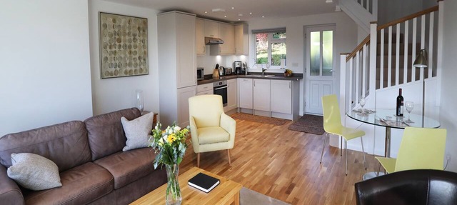 Purpose built, comfortable, one bed apartment walking distance of Marlow
