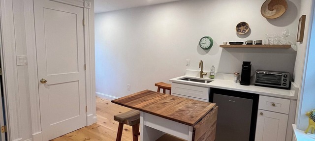 Quaint apartment in charming Framingham, 5 Min to FSU