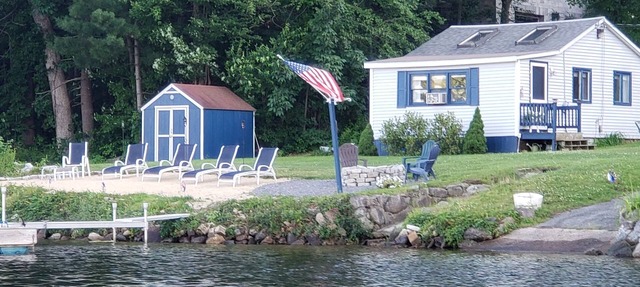 Quaint Cottage right on Long Pond in Dracut Massachsettes. Lake view,