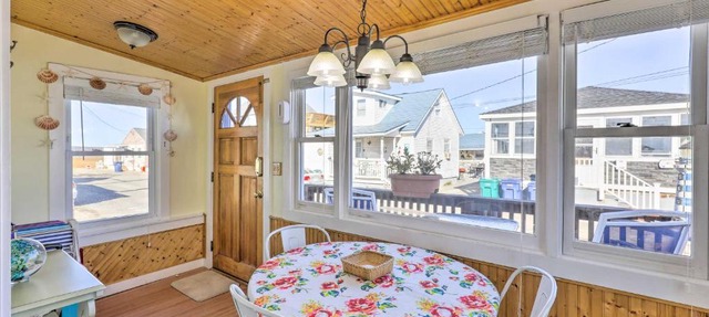 Quaint Hampton Villa - Walk to Beach and Dining