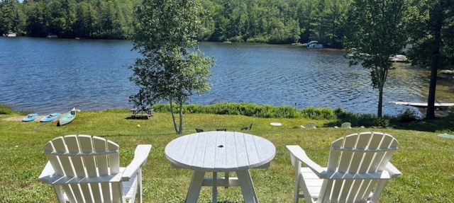 Quaint lakefront; firepit, boat, kayaks, paddleboard, grill, laundry, hammock