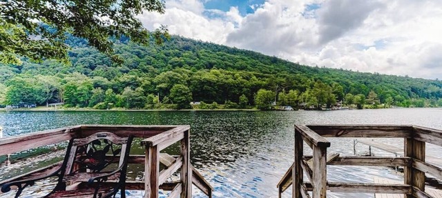 Quaint lakefront home with great views & full kitchen