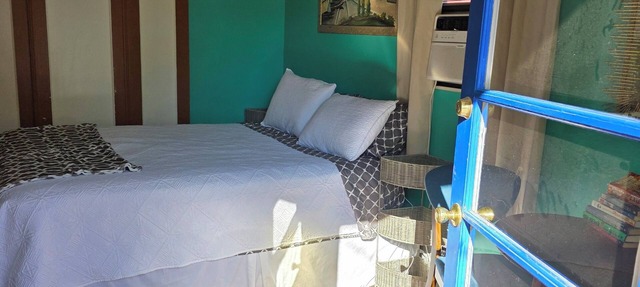 Quaint Studio Southwest Suite in Midtown, w outdoor patio/kitchen, fenced yard