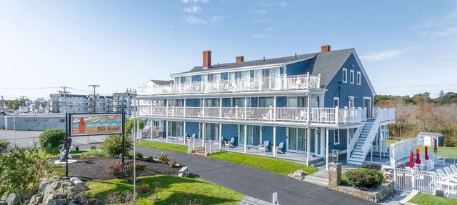 Queen room with private oceanfront balcony - incredible views!