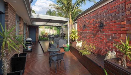 Quiet 2BR Villa, Garage Parking, 15 min to Airport & Melbourne City