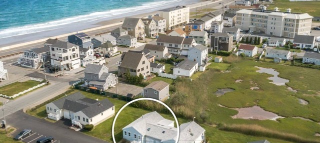 Quiet Hampton North Beach cottage + pool, 2 minutes walk from the sand.