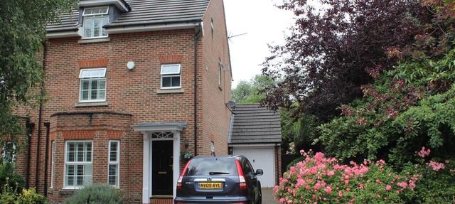 Quiet location; easy access to London. Good transport links to Heathrow Airport.