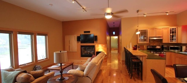 Quiet Modern Luxury Home w/Memory Foam Beds, FAST WiFi and Full Kitchen