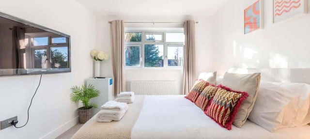 Quiet & Modern Studio in Epsom, EV Charger