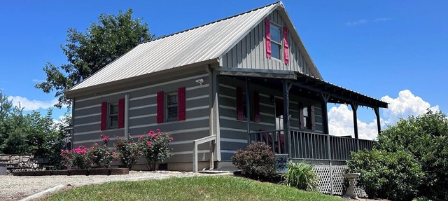 Quiet Mountain View Cabin on 2+ Acres w/Hot Tub overlooking The New River!