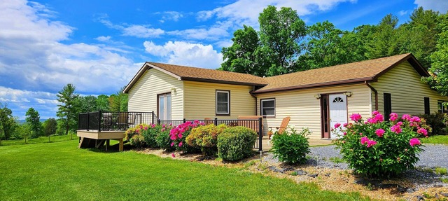 Quiet, off the grid getaway with access to hiking, fishing and wineries nearby!