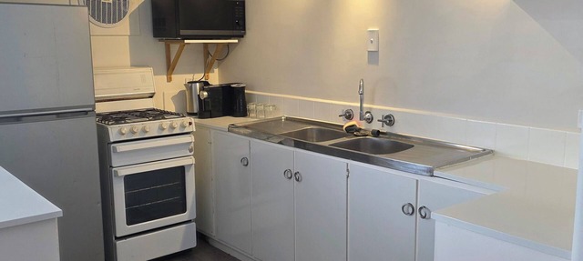 Quiet & private stay on ground level apartment in Preston