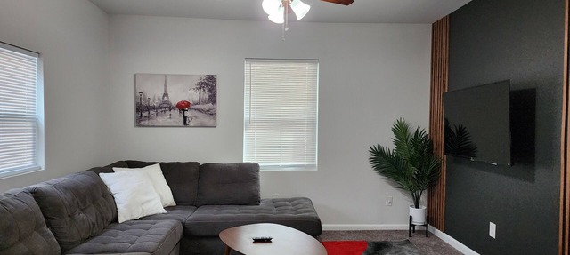 Quiet spacious 1BR Centrally Located w Parking/Washer/Dryer onsite. Hi Sp Wifi!
