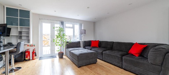 Quiet & Spacious 2BR Flat wGarden near Edmonton