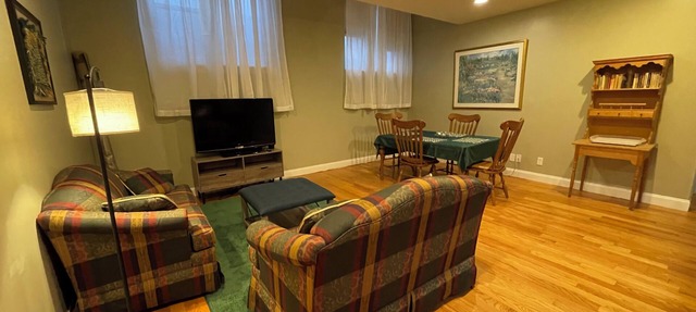Quiet spacious apartment sleeps 4. 1br plus den.