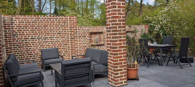 Quietly situated holiday house with a cosy terrace and a grill