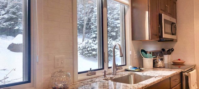 R21 Completely Renovated Bretton Woods Condo, AC, Unbeatable Ski-in Ski-out Location! Fast Wifi