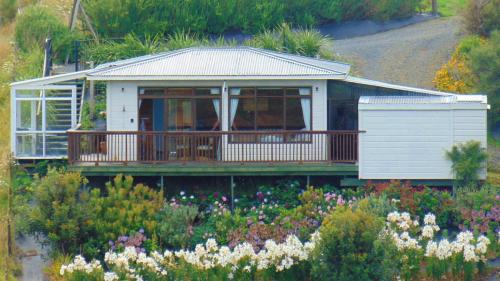 Raglan's Tranquil Garden Retreat - Moa Stone Estate