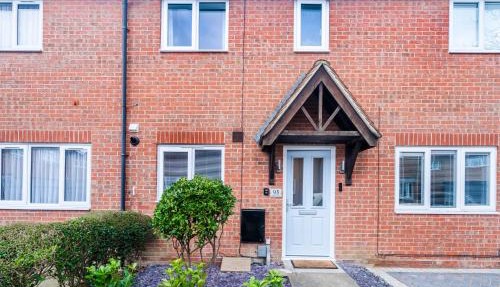 Recently refurbished 2 Bed Elegant home with Parking in Harlow