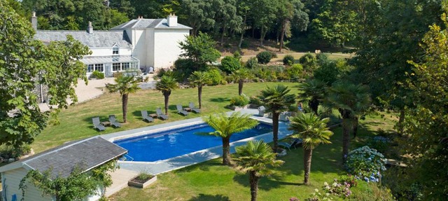 Red River Stables - Peaceful, beautiful grounds, swimming pool, central location for West Cornwall